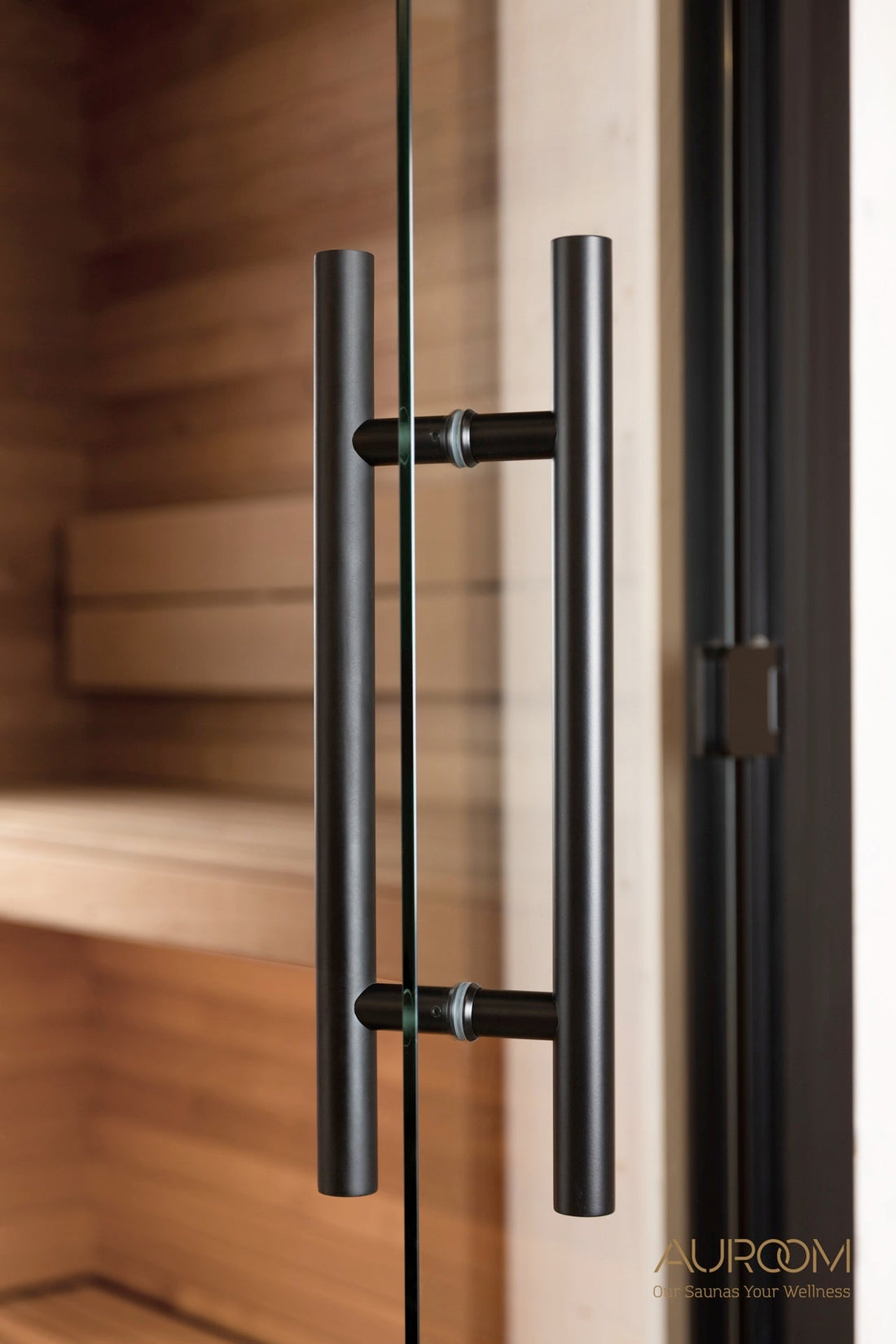 Detaliu premium de finisaj pentru comparația dintre sauna premium și entry-level